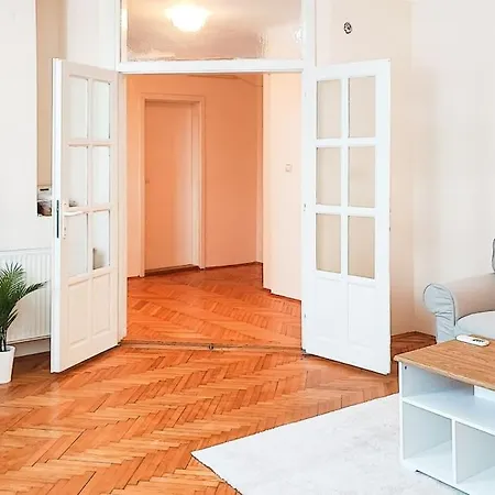 Filinhome Trg Mladenaca نوفي ساد