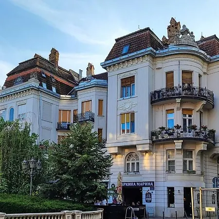 Filinhome Trg Mladenaca نوفي ساد